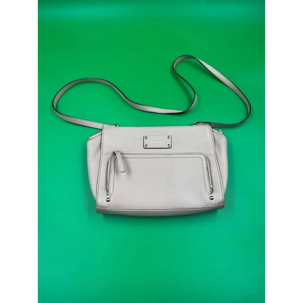 Kate Spade New York leather crossbody bag light gray pebbled purse w zip pockets